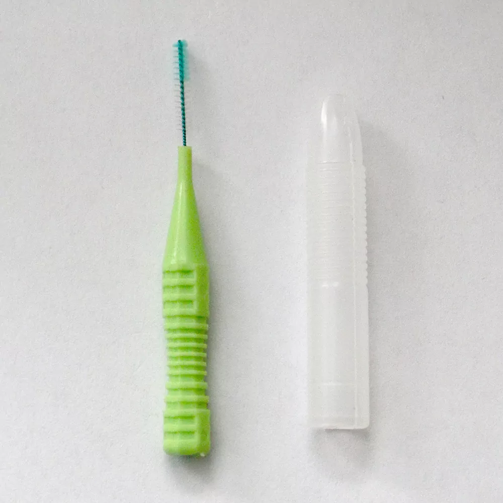 Escova interdental com cabo de plástico